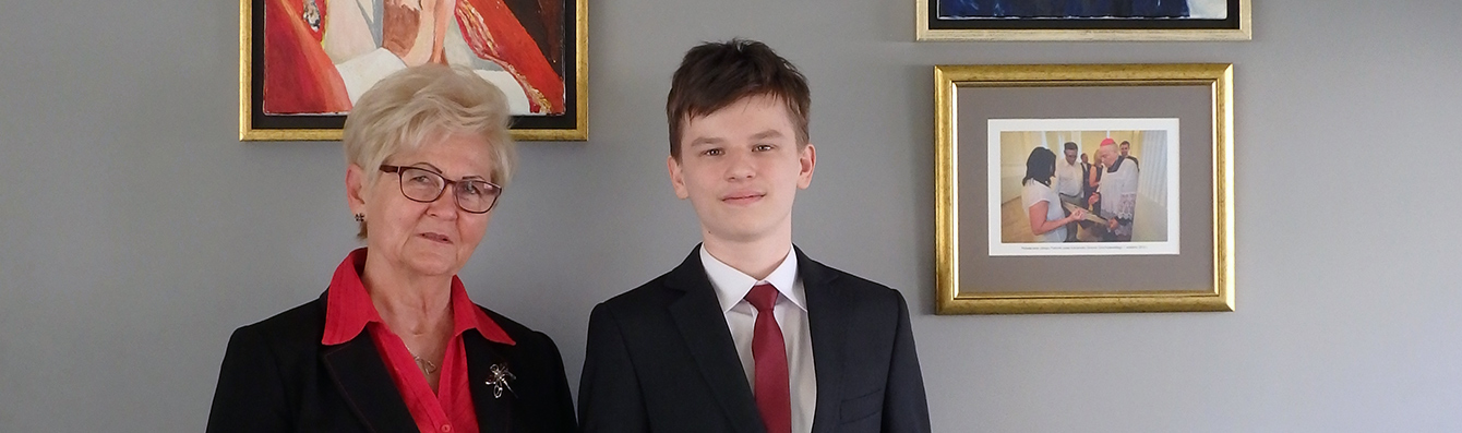 Rafał Stachowiak Laureat Wojewódzkiego Konkursu Chemicznego odebrał dyplom podczas uroczystej gali