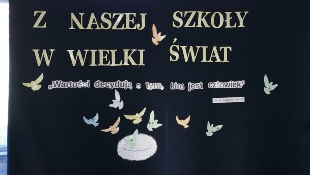 Uroczystość zakończenia szkoły przez uczniów klasy maturalnej
